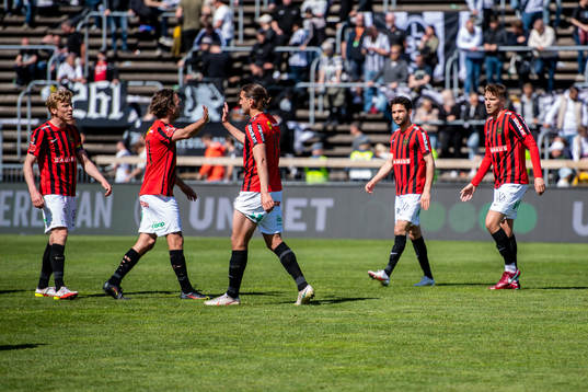 Brommapojkarnas Marijan Cosic jublar