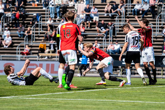 Brommapojkarnas Gustav Sandberg Magnusson jublar