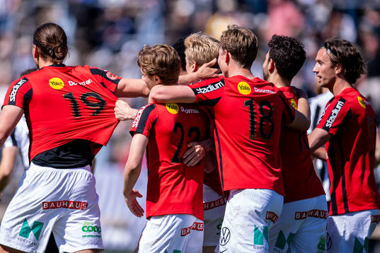 Brommapojkarnas spelarna jublar
