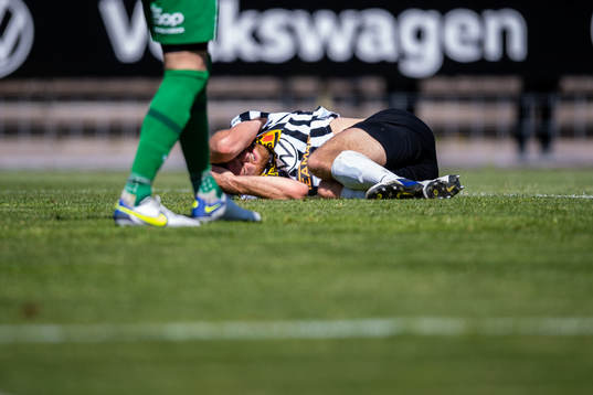Landskronas Erik Hedenquist har ont