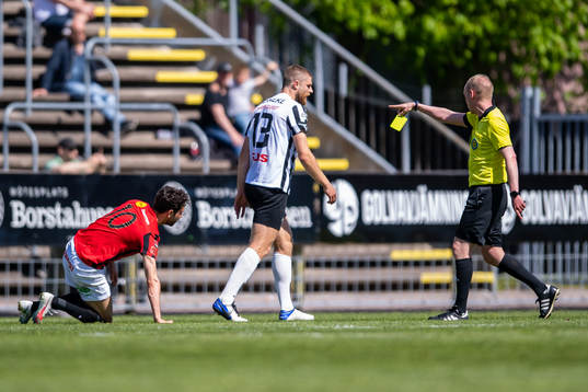 Landskronas Erik Hedenquist  får ett gult kort av domare