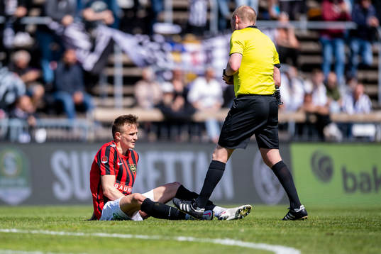 Brommapojkarnas Oscar Krusnell  har ont