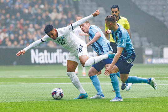 Malmö FFs Romain Gall och Djurgårdens Piotr Johansson och