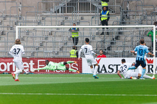 Malmö FFs Ismael Diawara kastar sig