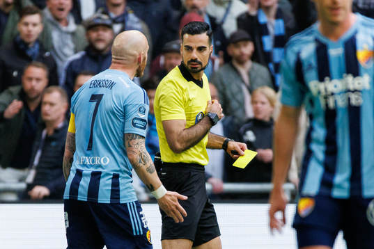 Djurgårdens Magnus Eriksson pratar med domare Mohammed