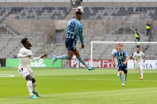 Djurgårdens Isak Hien och Malmös Malik Abubakari