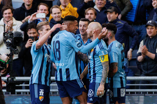 Djurgårdens Isak Hien jublar