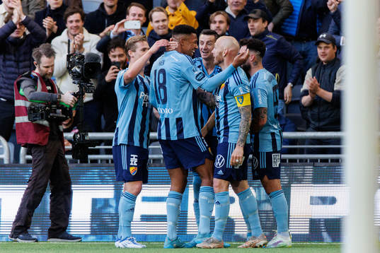 Djurgårdens Isak Hien jublar