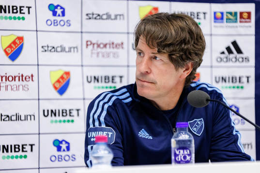Djurgårdens tränare Thomas Lagerlöf på en presskonferens