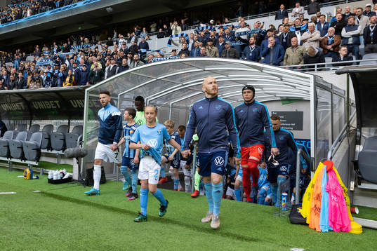 Djurgårdens Magnus Eriksson och Malmös Erdal Rakip innan