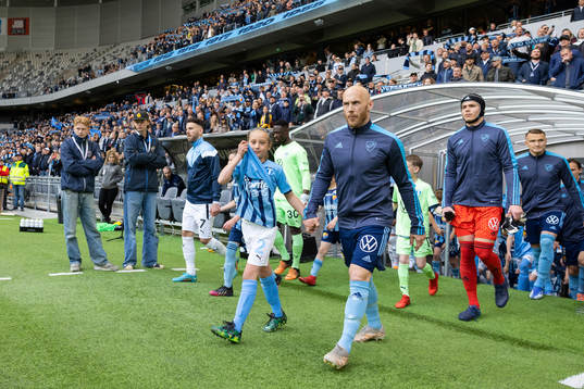 Djurgårdens Magnus Eriksson och Malmös Erdal Rakip innan