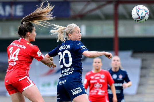 Örebros Carly Wickenheiser och Rosengårds Mia Persson