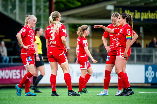 Örebros Carly Wickenheiser deppar med lagkamraterna
