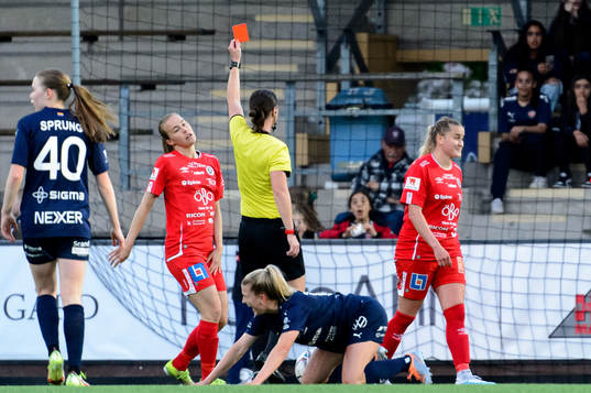 Örebros Elin Pikkujämsä får rött kort