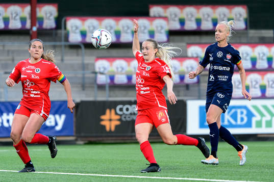 Örebros Carly Wickenheiser och Michaela Kovacs  och