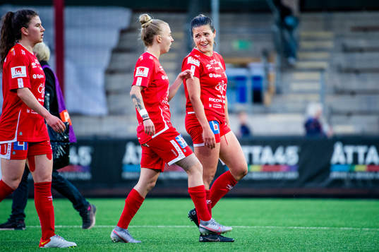 Örebros Nathalie Hoff Persson och Carly Wickenheiser deppar