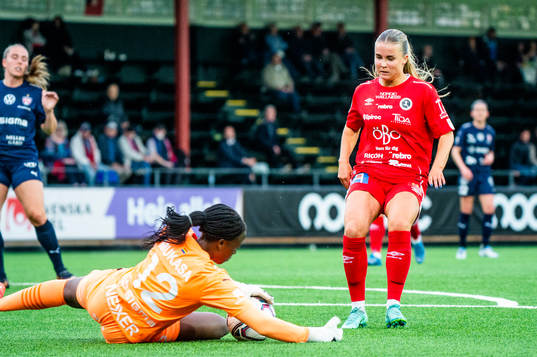 Örebros Amanda Rantanen mot Rosengårds målvakt Angel