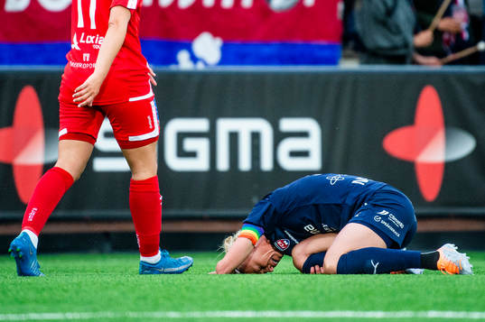 Rosengårds Caroline Seger grinar illa