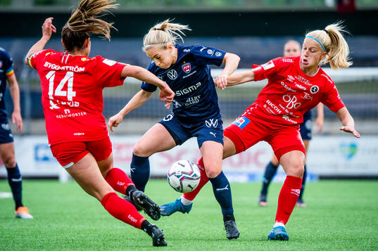 Rosengårds Mia Persson mot Örebros Carly Wickenheiser och