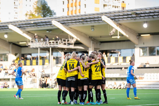 Häckens Stine Larsen jublar med lagkamrater