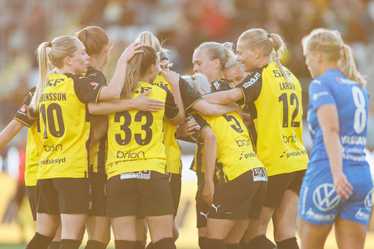 Häckens Lotta Öqvist jublar med lagkaraterna