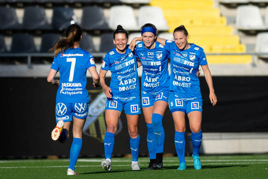 Kalmars Alyssa Mae Walker jublar med lagkamrater
