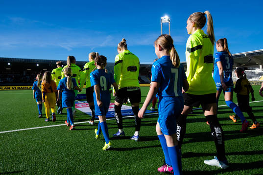 Spelarna på väg ut till line up innan fotbollsmatchen i