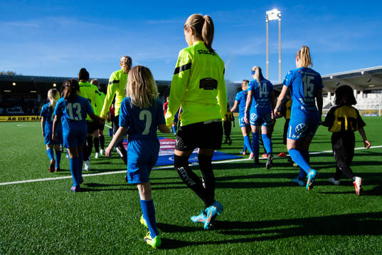 Häckens Andrine Stolsmo Hegerberg på väg ut till line up