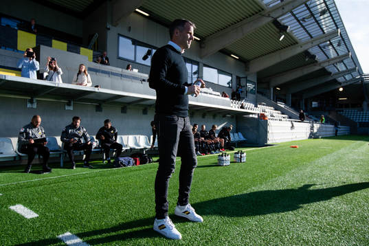 Häckens tränare Robert Vilahamn innan fotbollsmatchen i