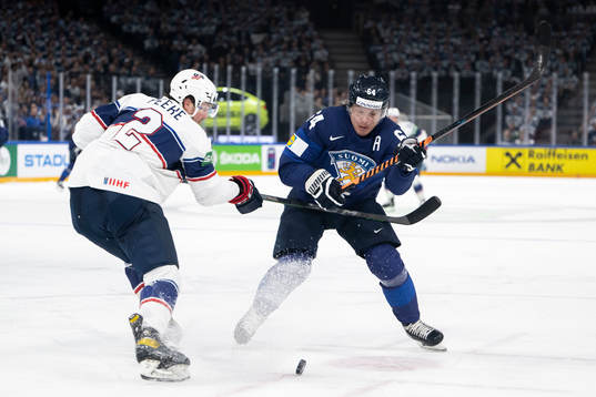Andrew Peeke of USA and Mikael Granlund of Finland