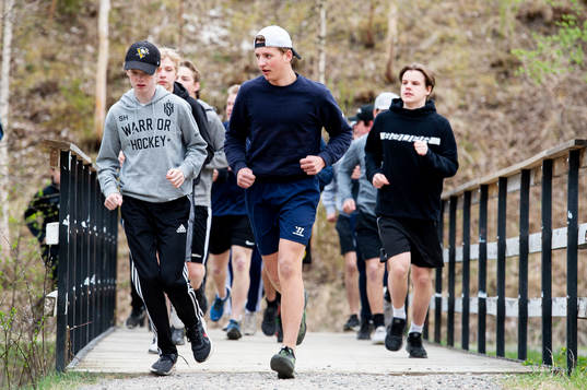 Kovland Hockeys J18 löptränar på barmark