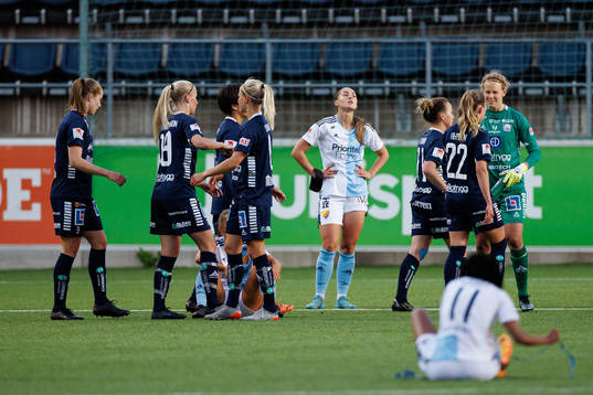 Rosengårds spelare jublar och Djurgårdens spelare deppar