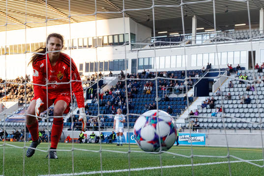 Djurgårdens målvakt Kelsey Daugherty ser bollen gå i