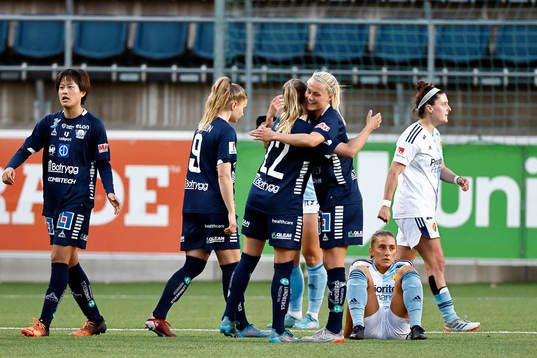 Linköpings Olga Ahtinen och Johanna Svedberg jublar medan
