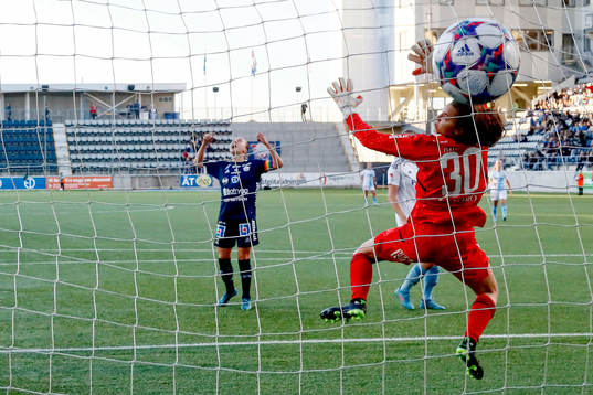 Jubel och depp vid mål 1-0 av Linköpings Olga Ahtinen