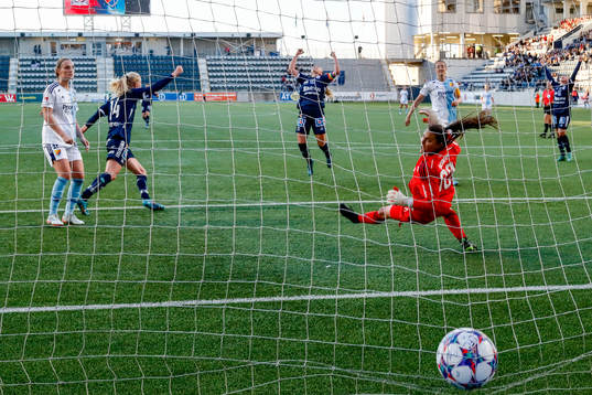 Jubel och depp vid mål 1-0 av Linköpings Olga Ahtinen