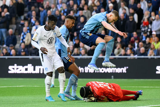 Malmö FFs Malik Abubakari prpar framför Djurgårdens Isak