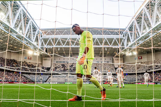 Malmö FFs målvakt deppar