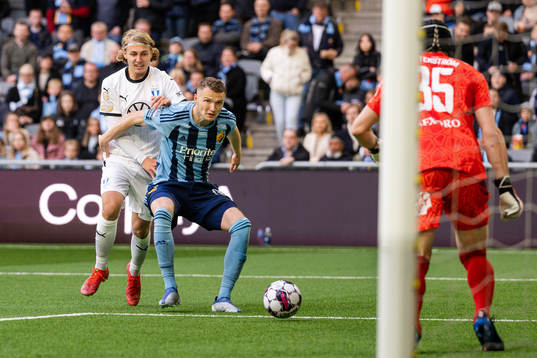Djurgårdens Piotr Johansson och målvakt Jacob Widell
