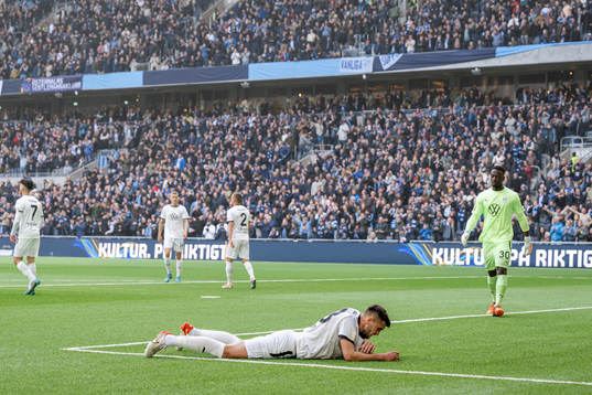 Malmö FFs Matej Chalus deppar