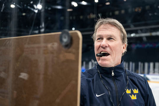 Head coach Johan Garpenlöv of Sweden at a practice session