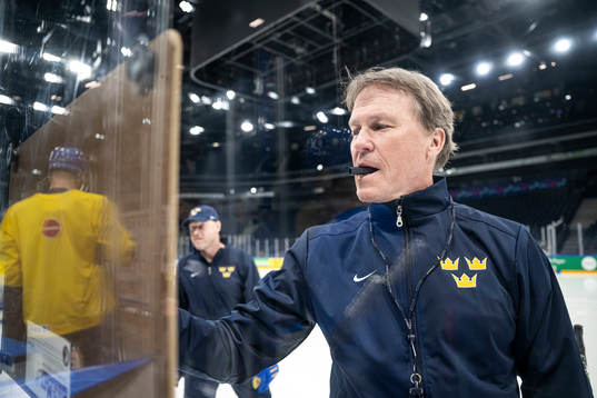 Head coach Johan Garpenlöv of Sweden at a practice session