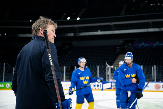 Head coach Johan Garpenlöv of Sweden at a practice session