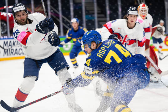 Evan Mosey of Great Britain and Rasmus Asplund of Sweden