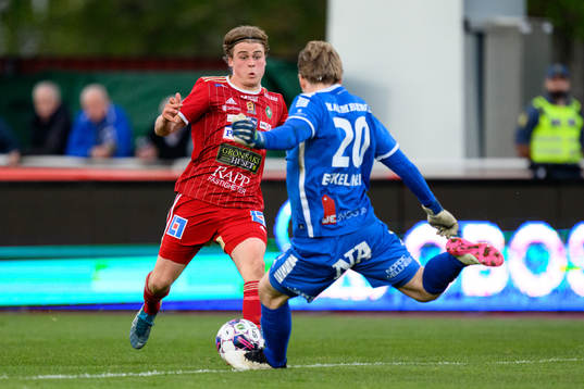 Skövdes Linus Mattsson mot Örebros målvakt William