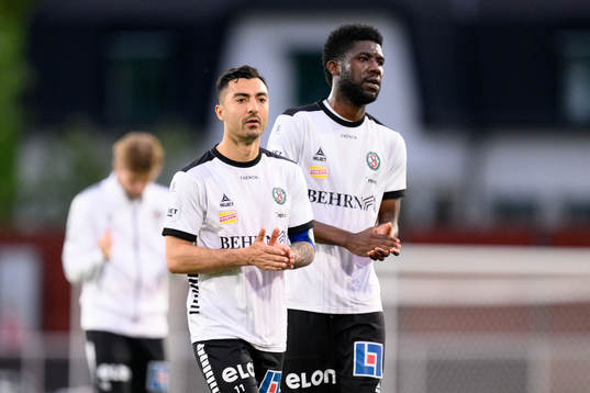 Örebros Jiloan Hamad och Victor Mpindi tackar publiken