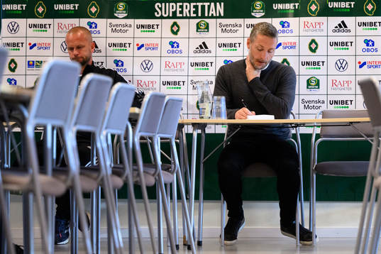 Skövdes tränare Tobias Linderoth och Örebros tränare