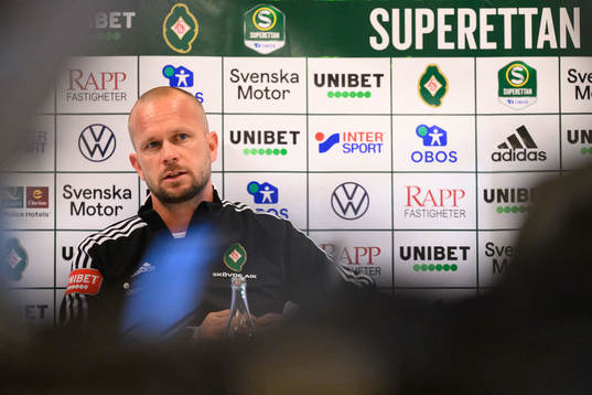 Skövdes tränare Tobias Linderoth på en presskonferens