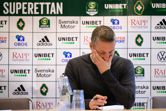 Örebros tränare Axel Kjäll på en presskonferens