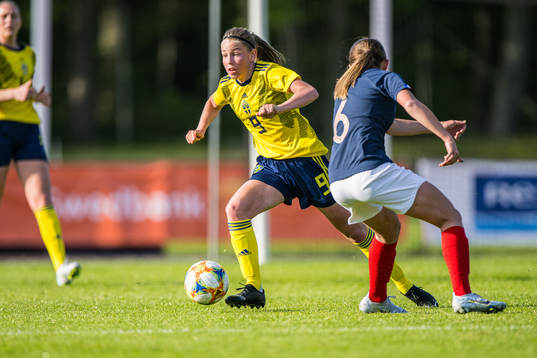 Sveriges Elsa Pelgander   och Frankrikes Clara Bertrand